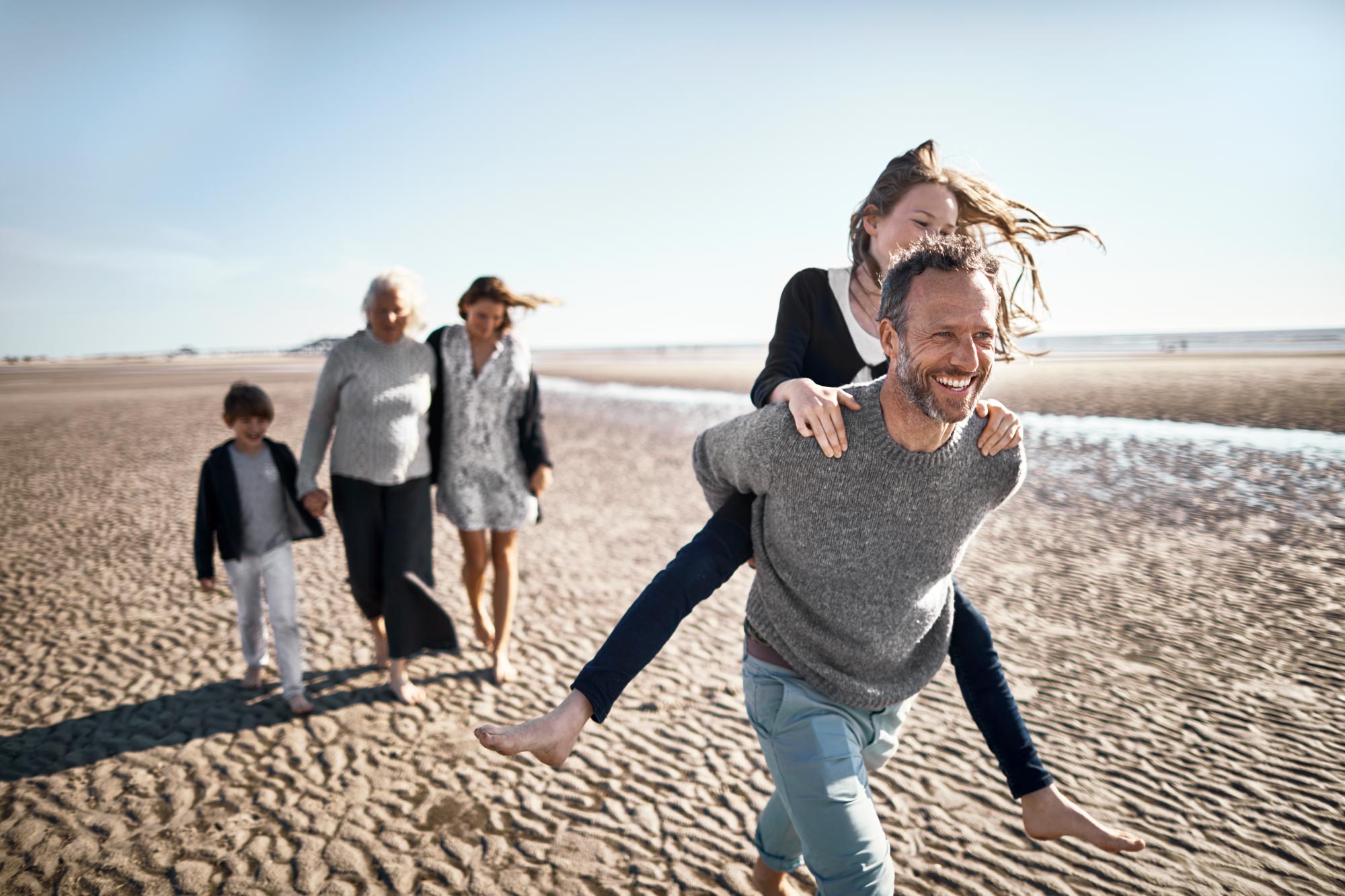 En glad familj på stranden